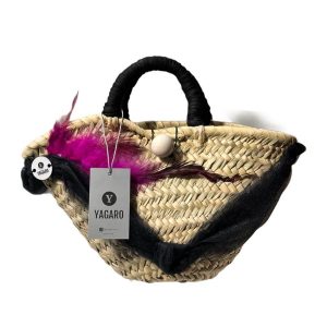 Mini capazo con tul negro y pluma rosa